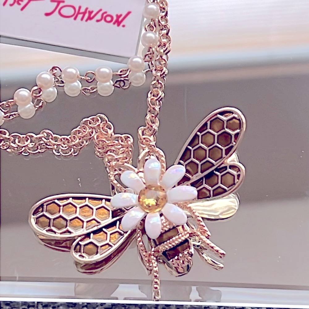 Betsey Johnson, call Thanh Binh, necklace and daisy flower with pearls